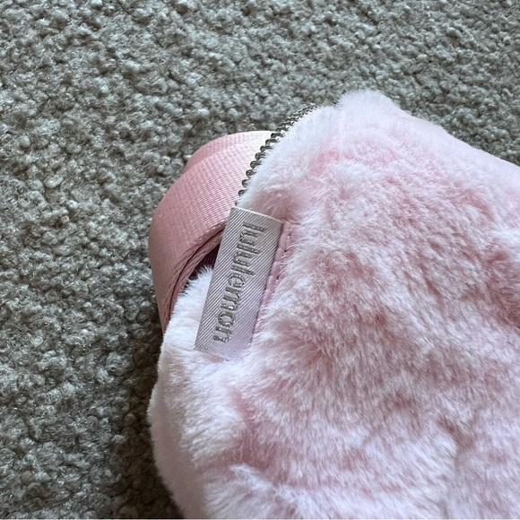 LULULEMON PLUSH EVERYTHING BELT BAG! ✨ - Picture 4 of 4